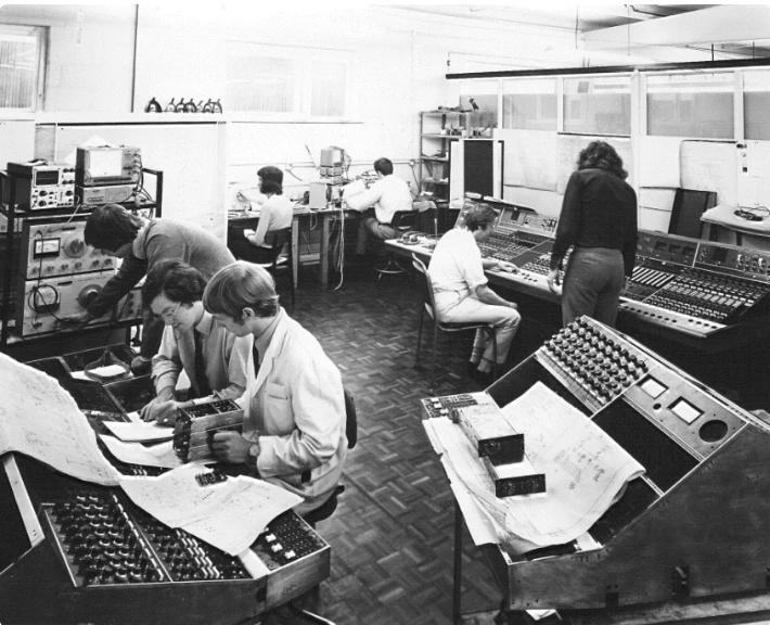 Fotografía histórica de una sesión en un estudio de grabación